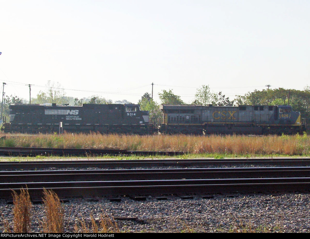 CSX 626 & NS 9314 roll towards the tower